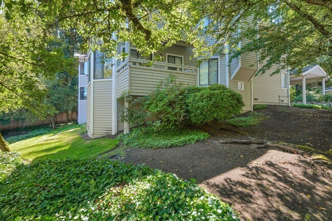 Building Photo - Your Sun-Drenched Redmond Retreat Awaits!