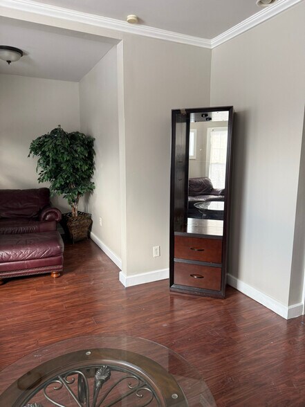 Building Photo - 37 Holland Pl