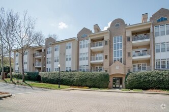 Building Photo - Amazing Move In Ready 1 Bedroom Condo Unit...