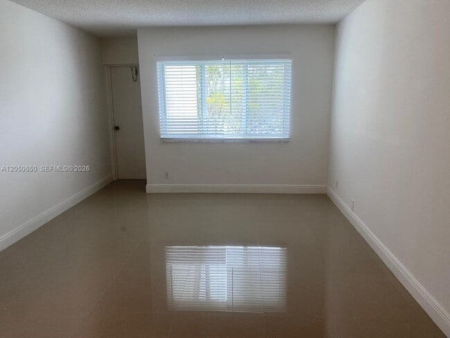 Building Photo - 100 Lakeview Dr