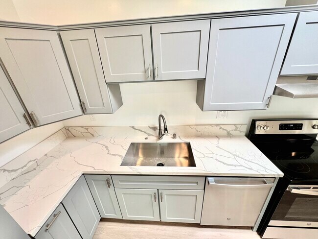 Building Photo - 859 W 43rd Pl