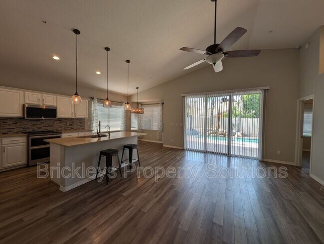 Building Photo - 9213 E Wood Dr