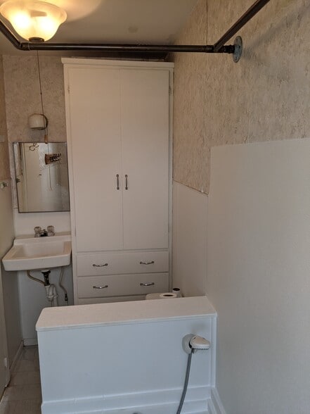 Building Photo - 200 11th St NE