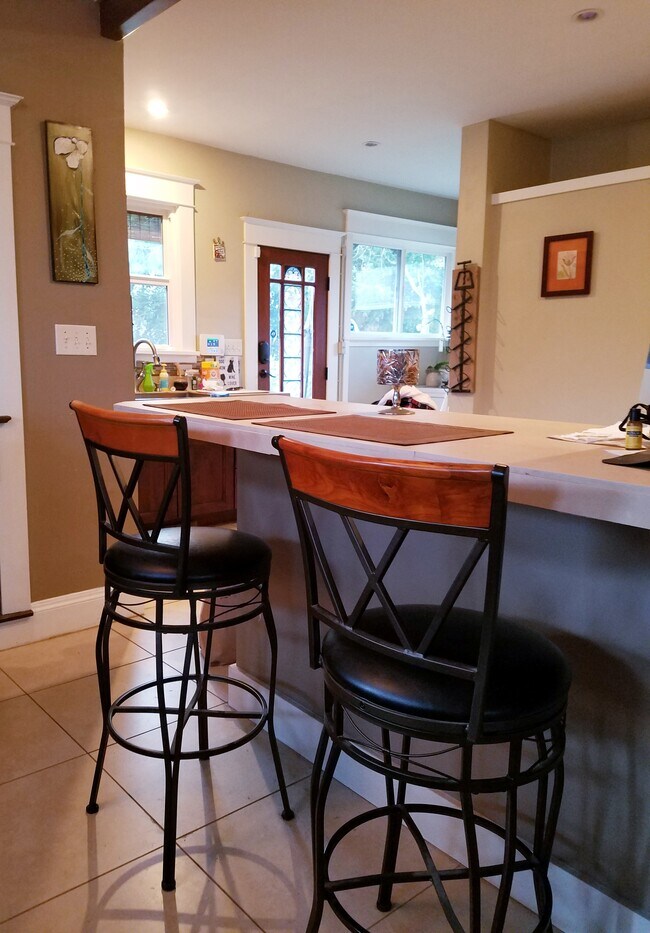 Kitchen bar - 705 NE 73rd Ave