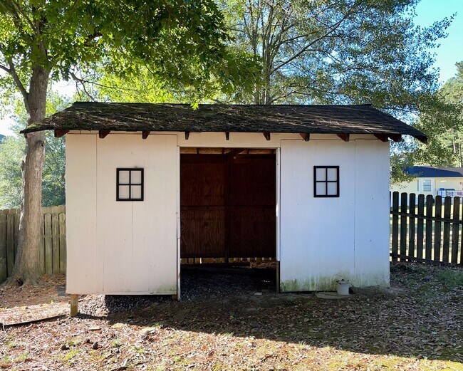 Building Photo - Spacious 3 Bed/2 Bath Ranch with Over 1800...