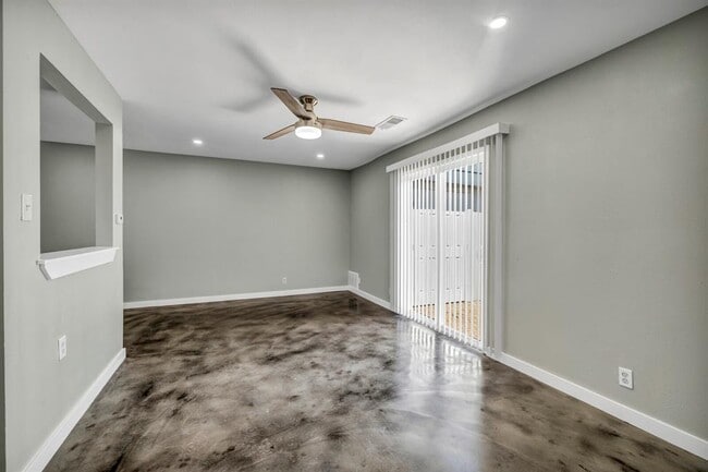 Building Photo - 2808 Skyway Cir
