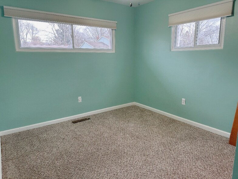 Building Photo - 671 Crest Ln E