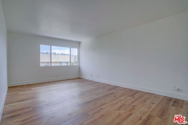 Building Photo - 435 N Oakhurst Dr