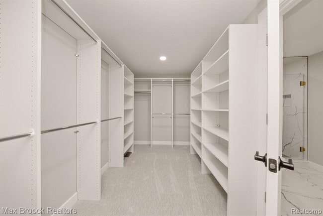 Building Photo - 5240 Clarendon Crest St