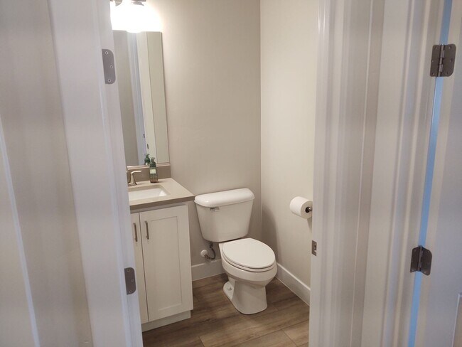 Building Photo - 1 Bedroom + Den 1.5 bath 2 Car Garage VIEWS & VIEWS!