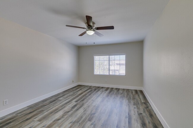 Building Photo - Stylish 2-Bedroom Townhome in Henderson!