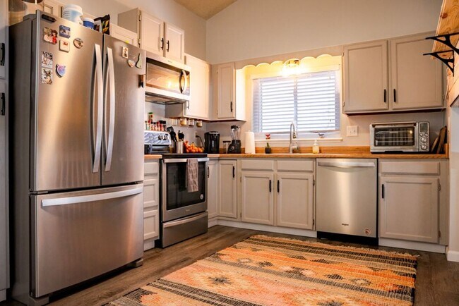Building Photo - 6065 Pemberton Way