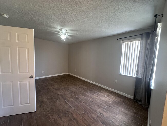 Building Photo - 2929 Fan Palm Dr