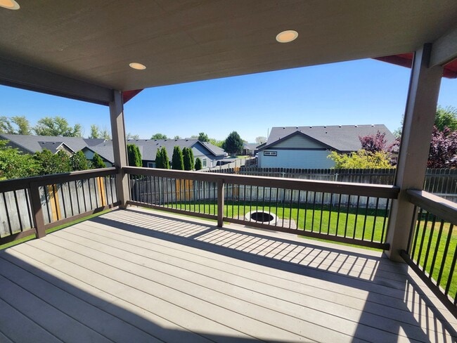 Building Photo - Single Story Home w/Huge Fenced Backyard!