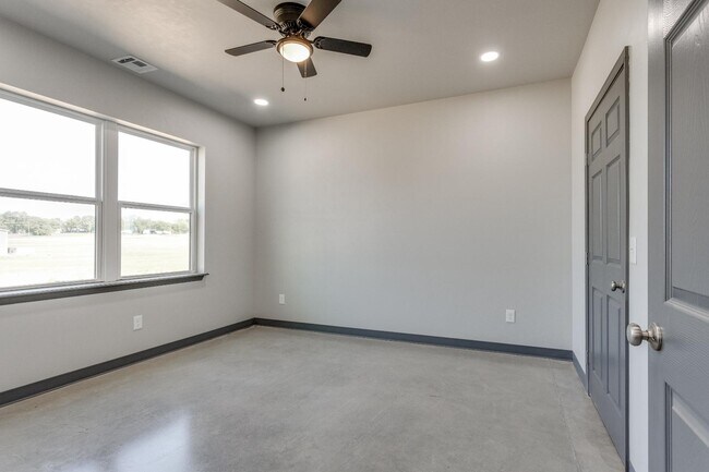 Building Photo - 12571 Highway 77 - 103