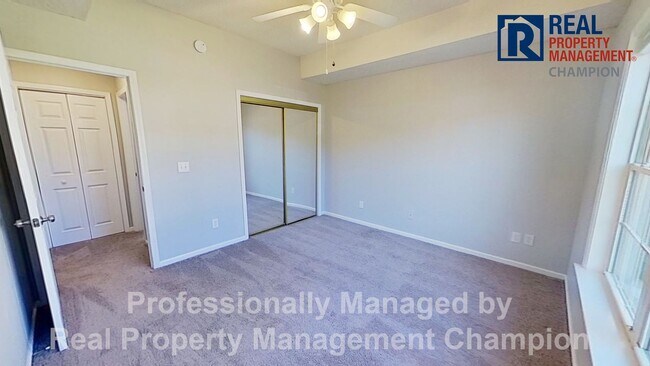 Building Photo - Ground Level Condo with Community Pool