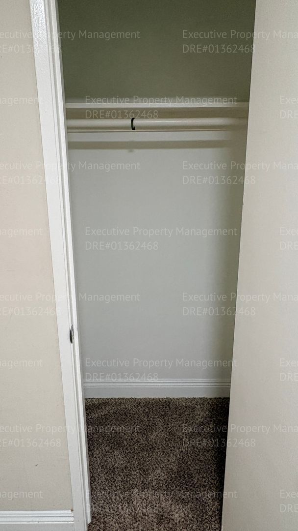 Building Photo - 2 bedroom 1 bathroom house located off the main street Oildale Dr.