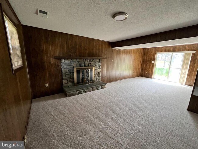 Building Photo - 15705 Anamosa Dr