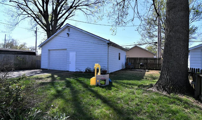 Building Photo - 2117 E Blackford Ave