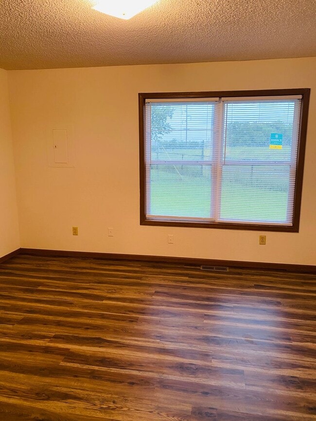 Building Photo - 2 Bed 2 Bath 1 Car Garage Flat Duplex- $30...