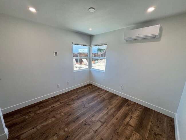 Building Photo - Spacious 3 bedroom 2 bath