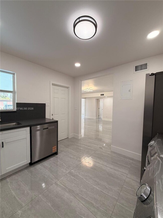 Building Photo - 809 NW 12th Ave