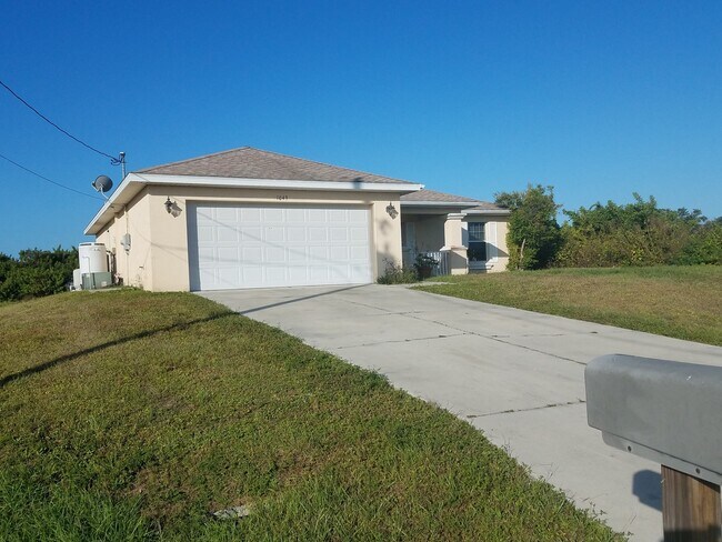 Building Photo - 1043 Cedartree Ave