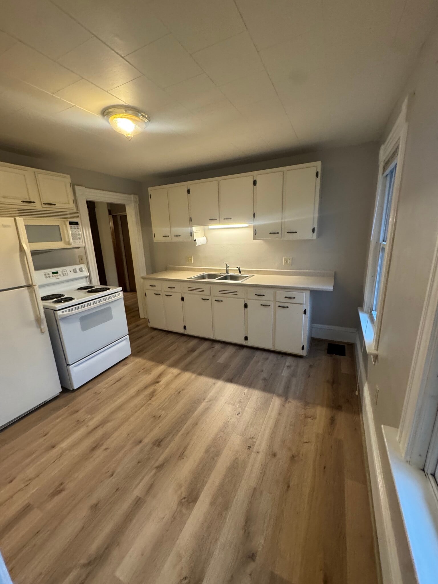 Building Photo - 15 Railroad St