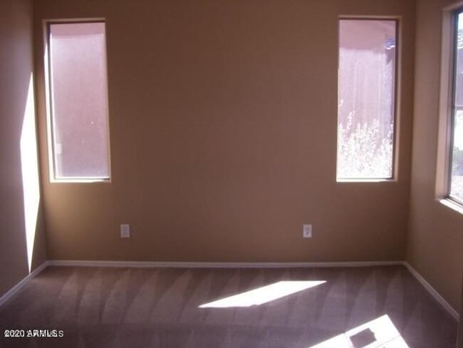Building Photo - Gorgeous Large 4 Bed 2.5 Bath Home with lo...