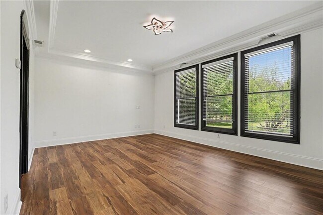 Building Photo - 3950 Spalding Dr