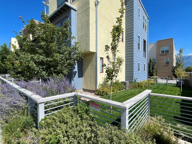 Building Photo - Gorgeous Townhome in South Jordan!