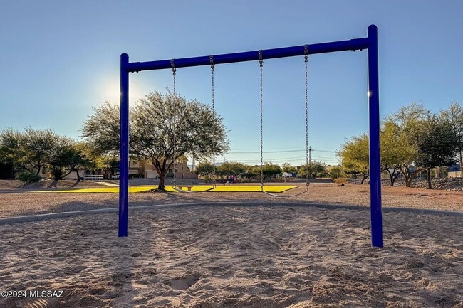 Building Photo - 4 bed/3bath in desirable Paseo Del Rio Community