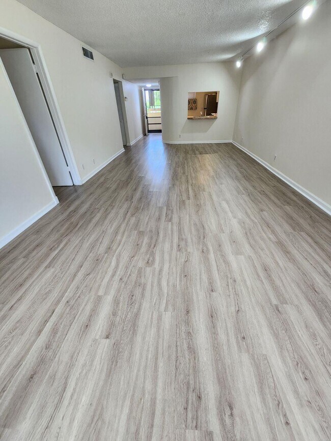 Building Photo - 3905 N Nob Hill Rd