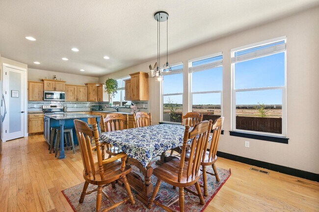 Building Photo - 4 Bedroom, 4 bathroom, Plus office and Loft!