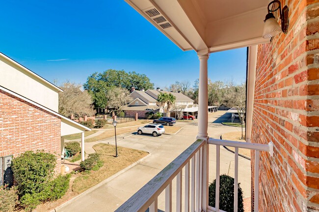 Building Photo - 3 Bedroom Townhome | Gated Community| Community Pool