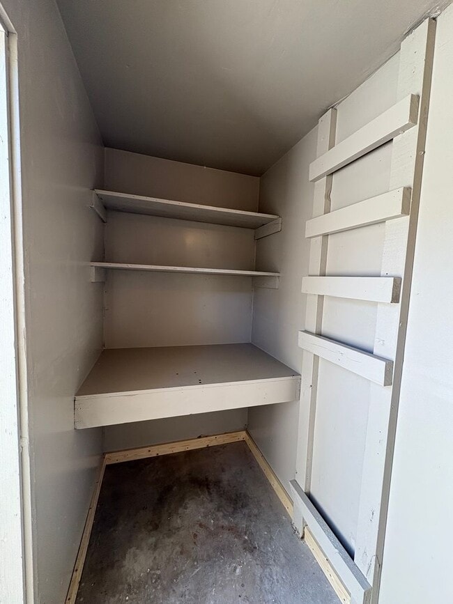 Building Photo - Gorgeous 4 bedroom/1 bath with Central Air and Heat!