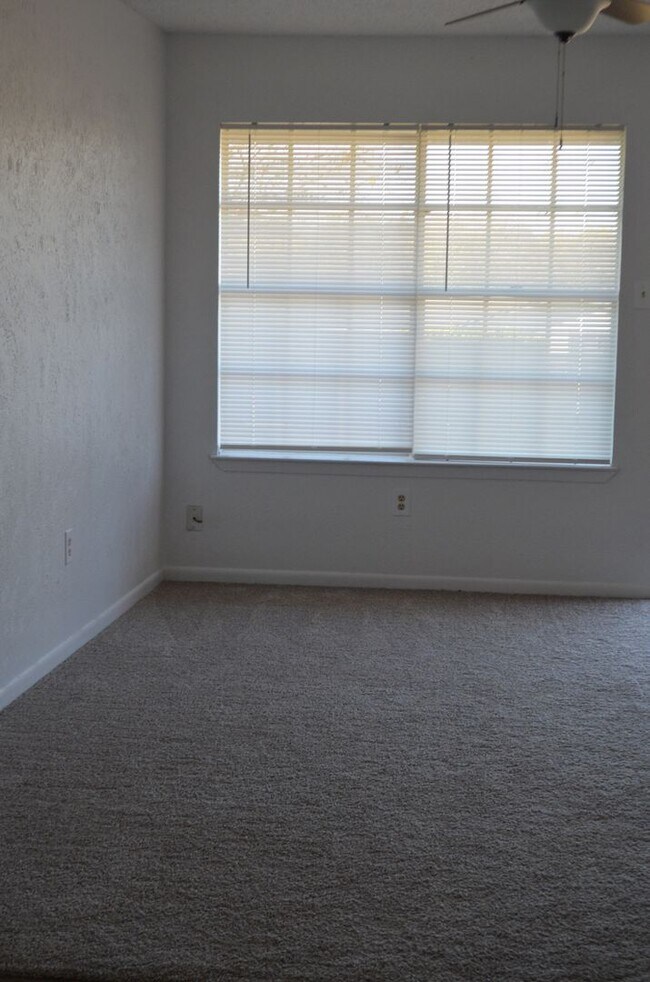 Building Photo - Reduced price!