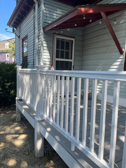 Building Photo - 42 Putnam Ave