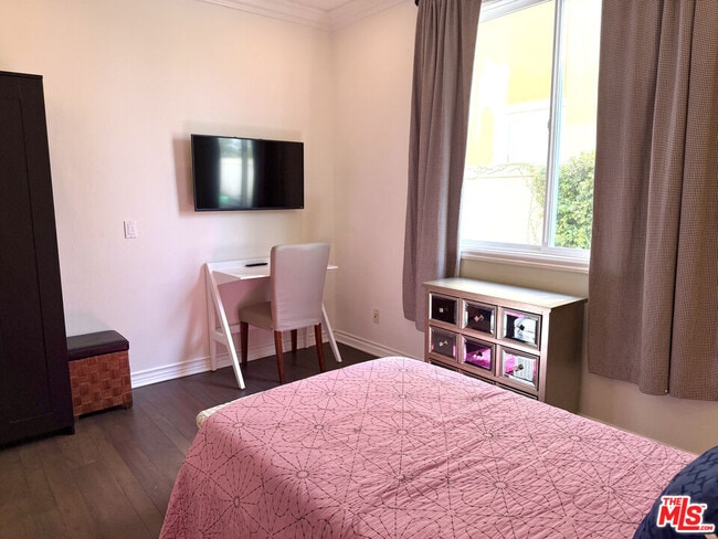 Building Photo - 5 Marisol