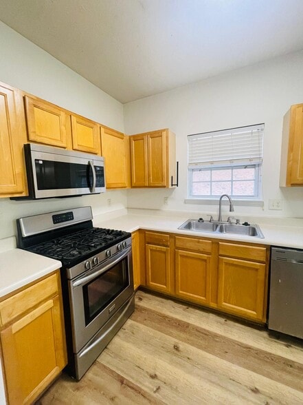 Building Photo - 3709 Hutchinson Trace Dr