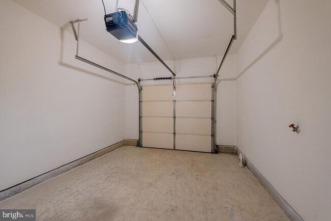 Building Photo - 102 Coralyrose Ct