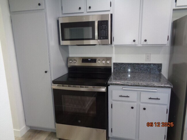 Building Photo - Single Story Condo in Park Somerset complex