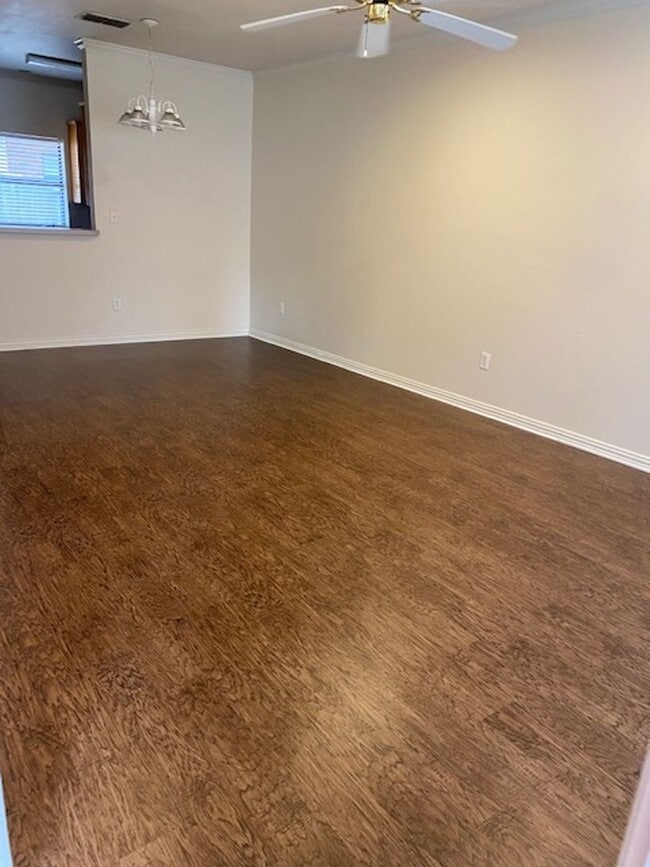 Building Photo - 2 BEDROOM 2.5 BATH TOWNHOME