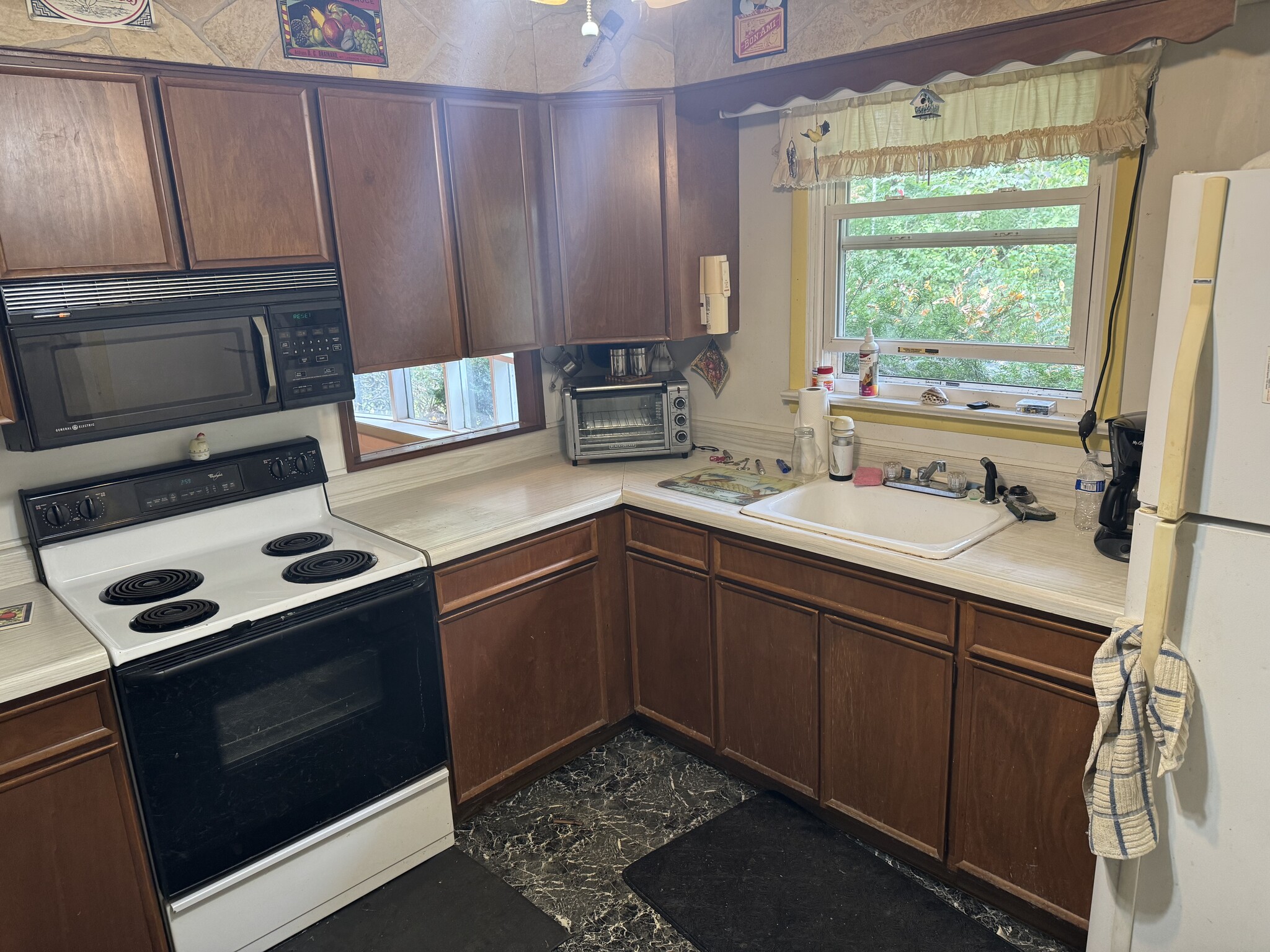 Kitchen - 8244 Lake Street Ext