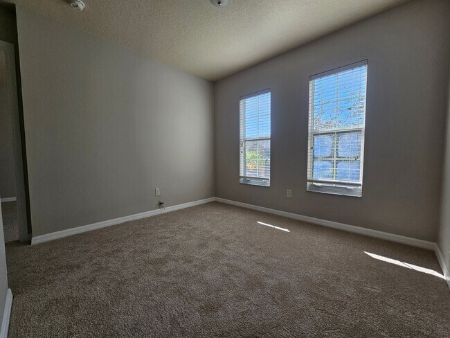 Building Photo - Seven Oaks 2/2.5 Townhouse