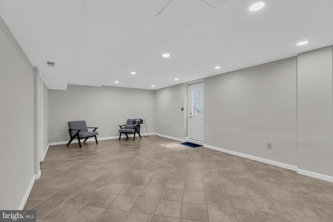 Building Photo - 7707 Lake Glen Dr