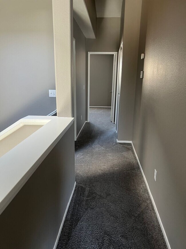Building Photo - 3 Bedroom 2 Bathroom Townhome for Rent in Palmdale