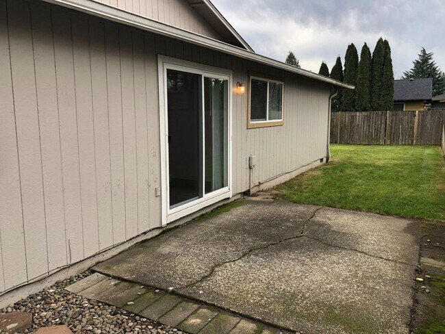 Building Photo - Three Bedroom Duplex in South Salem