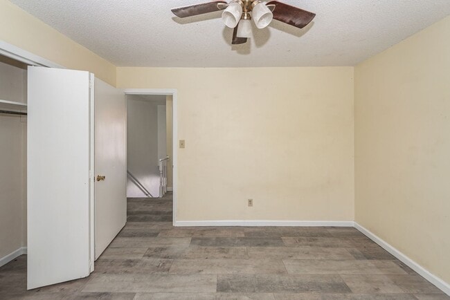 Building Photo - 2 Bedroom, 1.5 Bathroom Townhome - Summerville