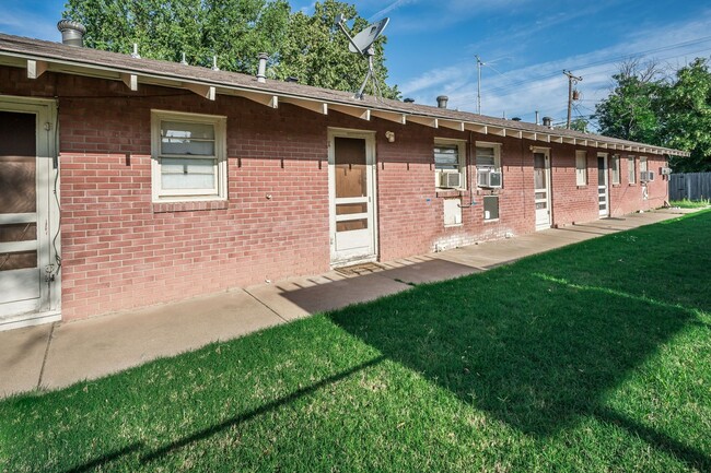 Building Photo - 2 Bedroom near the Square